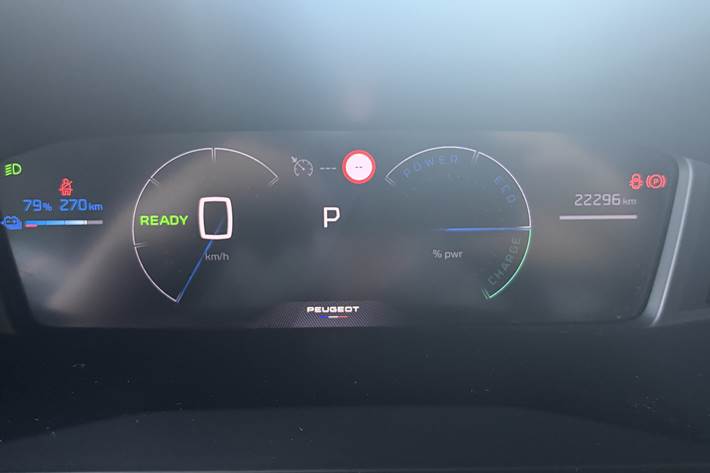 Grå Peugeot e-208 fra 2024