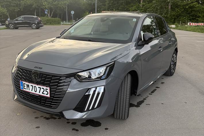 Grå Peugeot e-208 fra 2024