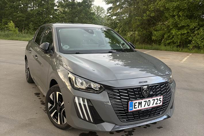 Grå Peugeot e-208 fra 2024