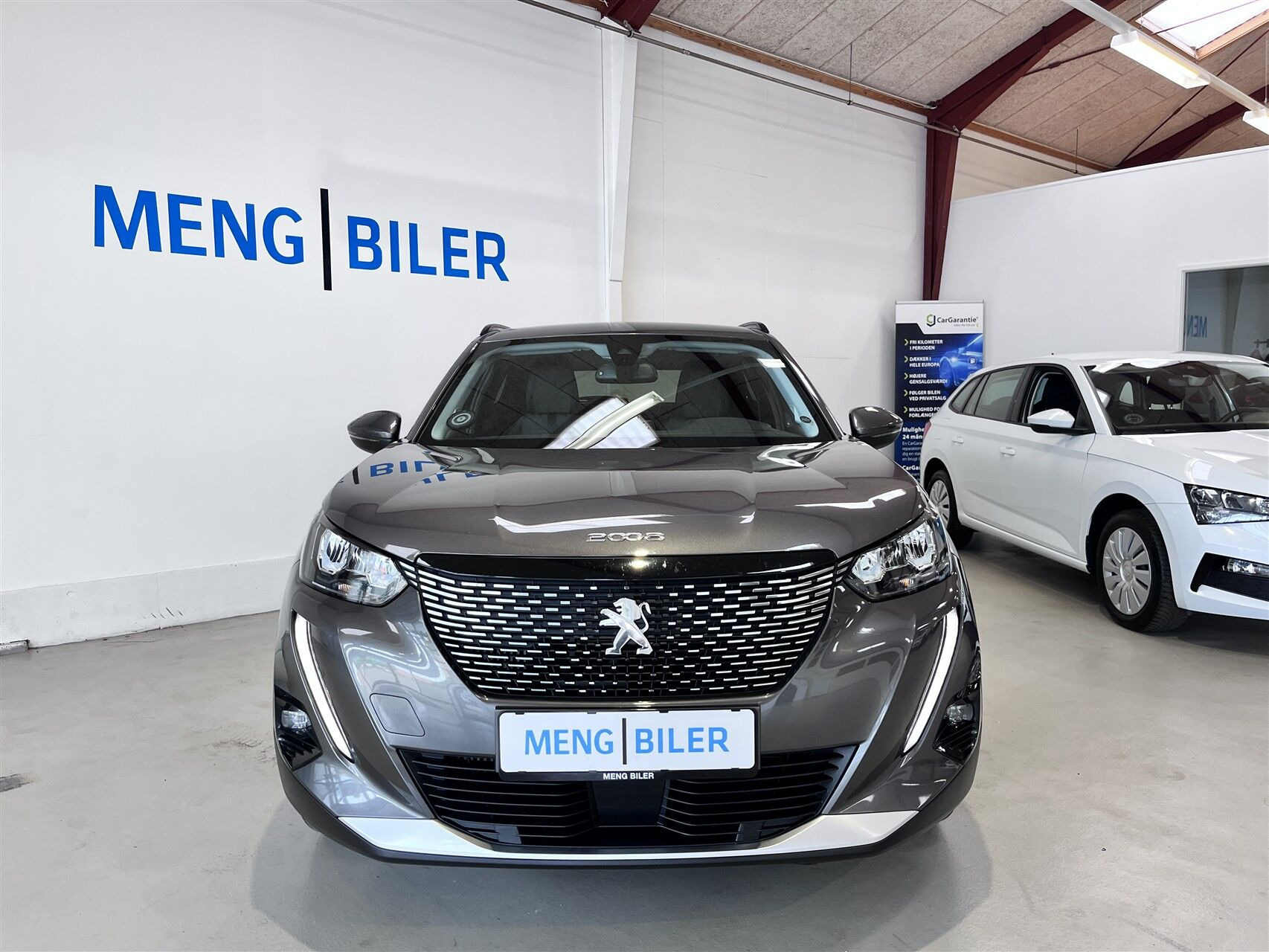 Grå Peugeot 2008 fra 2021