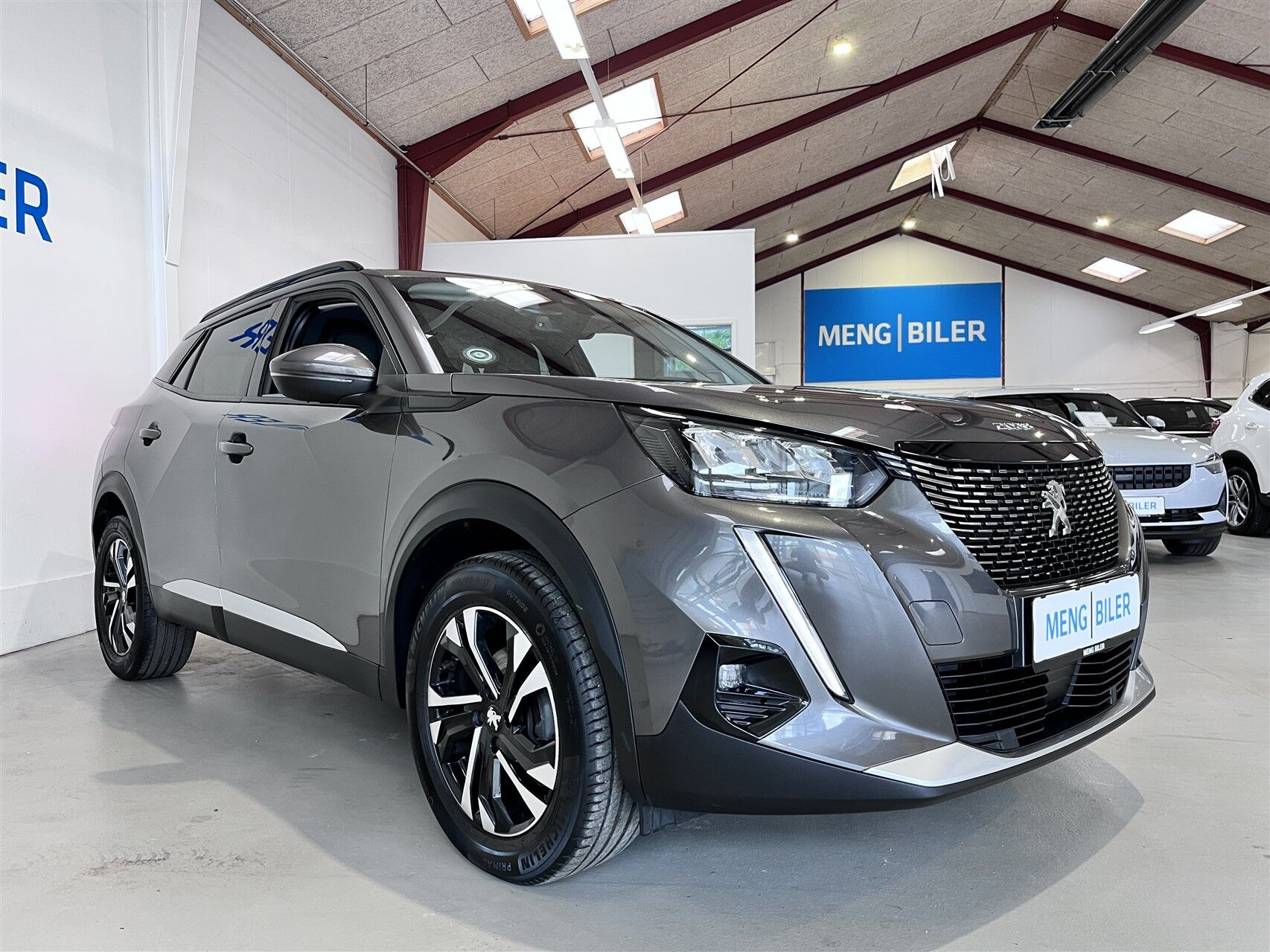 Grå Peugeot 2008 fra 2021