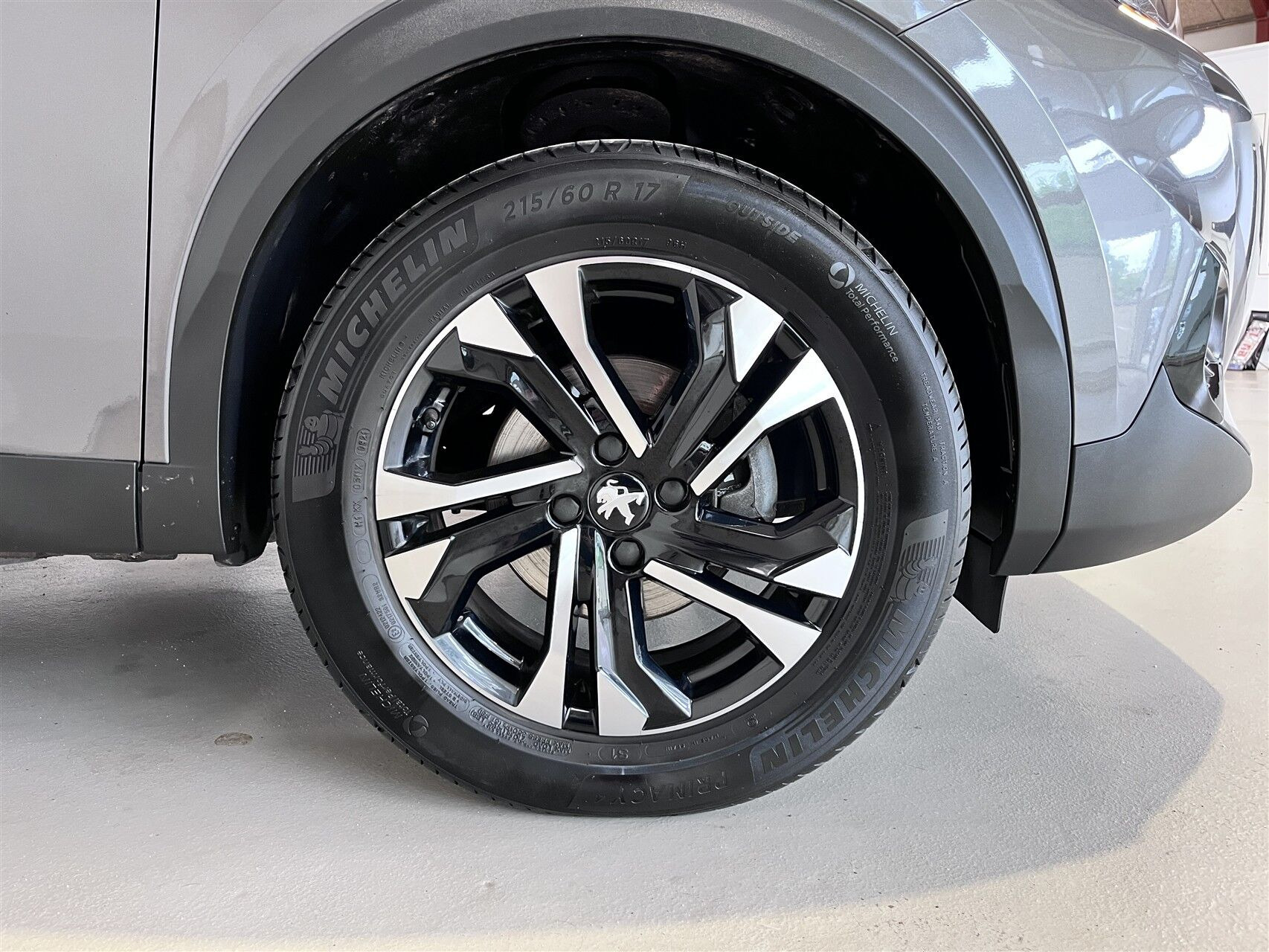 Grå Peugeot 2008 fra 2021