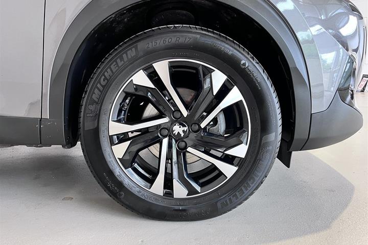 Grå Peugeot 2008 fra 2021