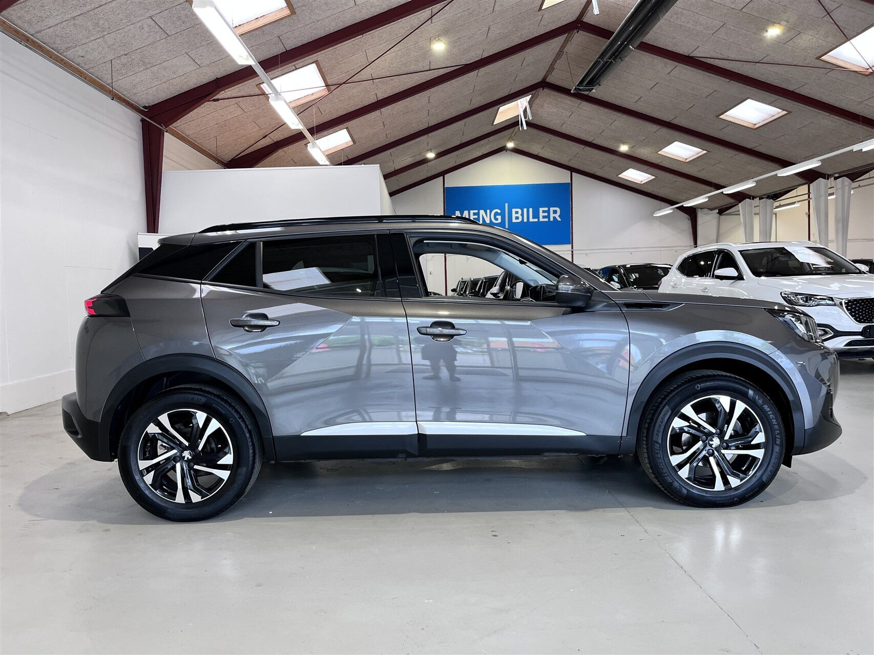 Grå Peugeot 2008 fra 2021