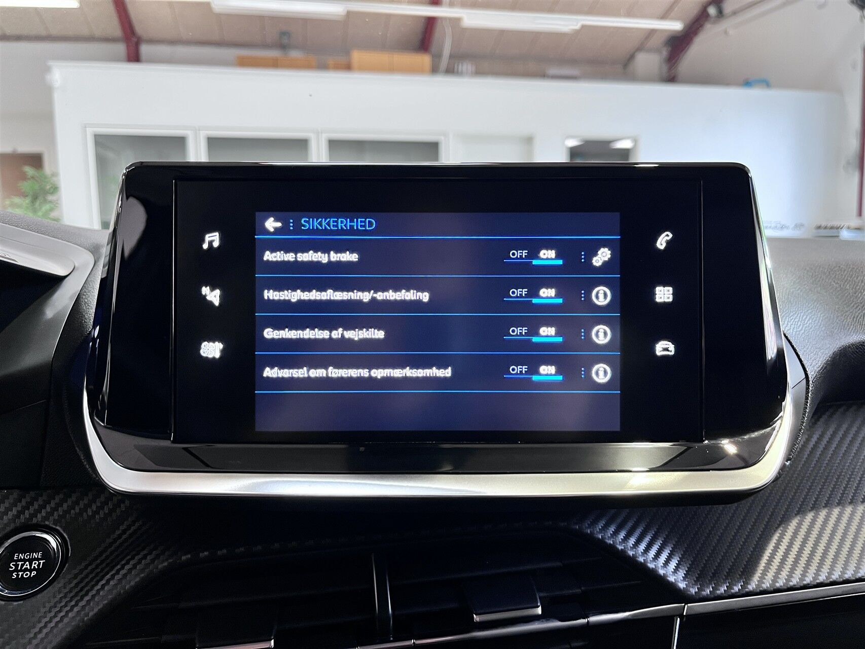 Grå Peugeot 2008 fra 2021