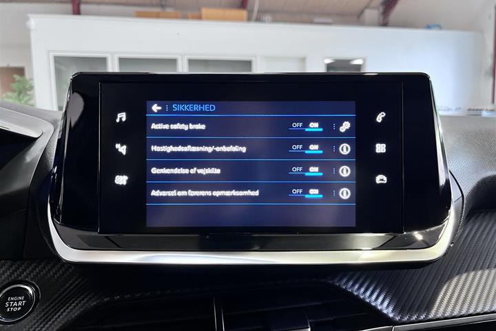 Grå Peugeot 2008 fra 2021