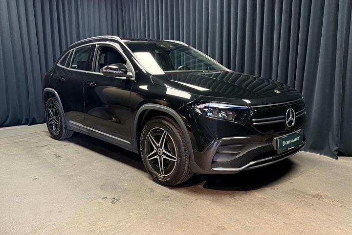 Sort Mercedes EQA 250 fra 2023 set udefra