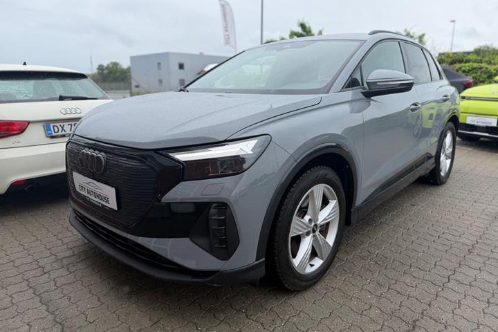 Grå Audi Q4 e-tron fra 2023 set udefra