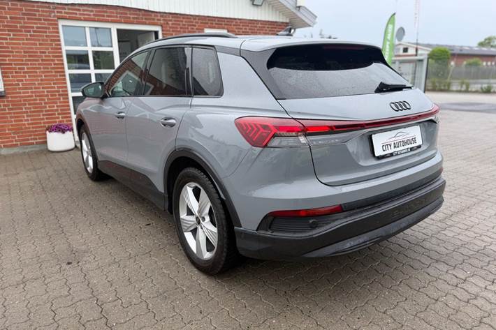 Grå Audi Q4 e-tron fra 2023