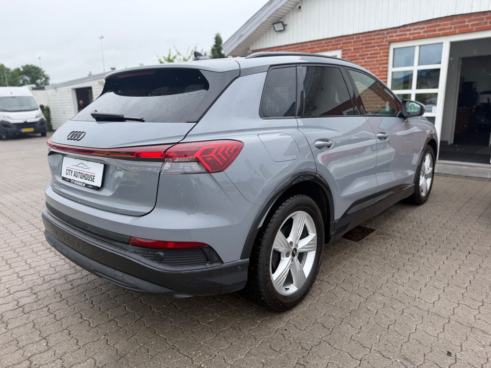Grå Audi Q4 e-tron fra 2023