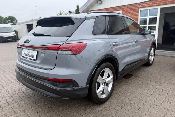 Grå Audi Q4 e-tron fra 2023
