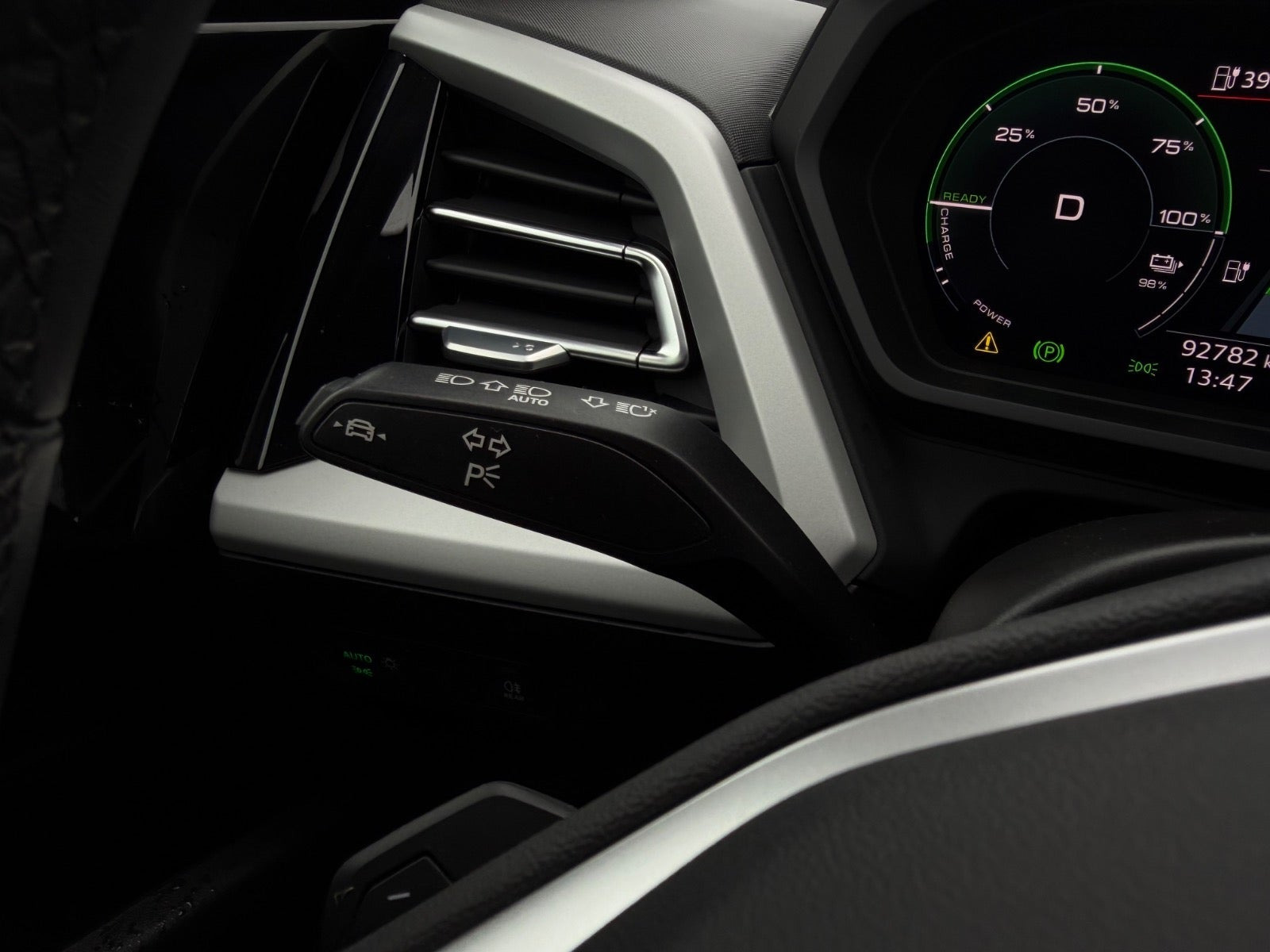 Grå Audi Q4 e-tron fra 2023