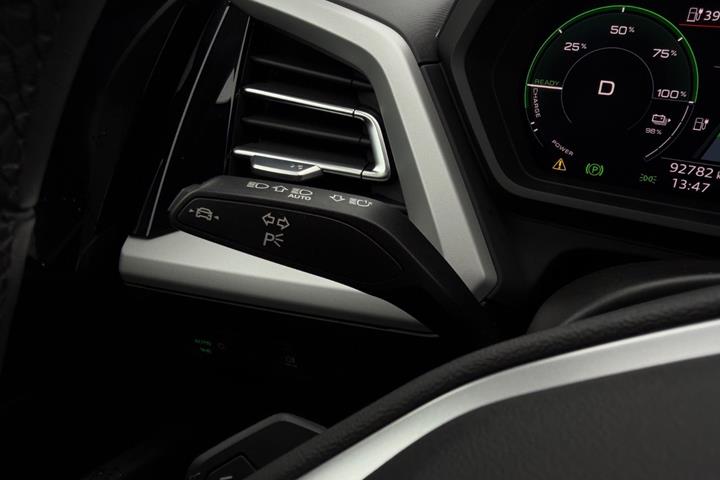 Grå Audi Q4 e-tron fra 2023