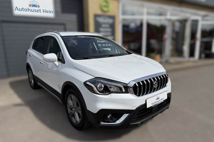 Hvid Suzuki S-Cross fra 2019 set udefra