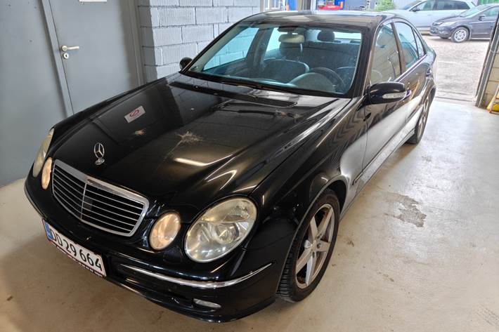undefined Mercedes E320 fra 2002 set udefra