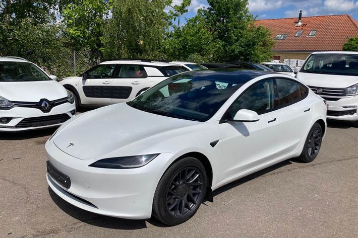 Hvid Tesla Model 3 fra 2024