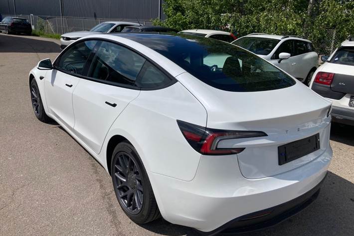 Hvid Tesla Model 3 fra 2024