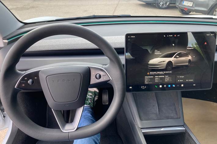 Hvid Tesla Model 3 fra 2024