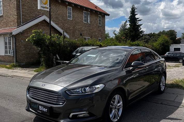 Grå Ford Mondeo fra 2016