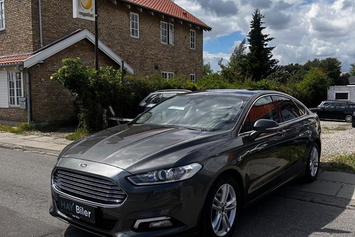 Grå Ford Mondeo fra 2016