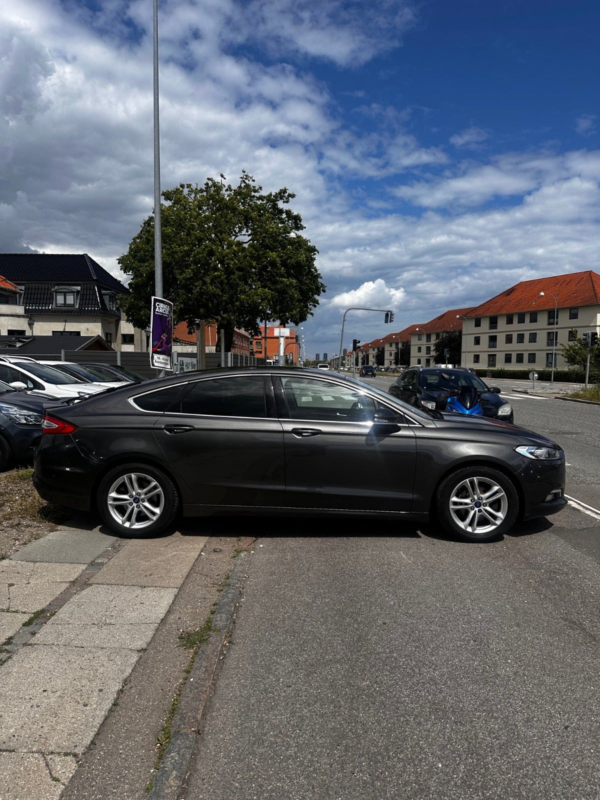 Grå Ford Mondeo fra 2016