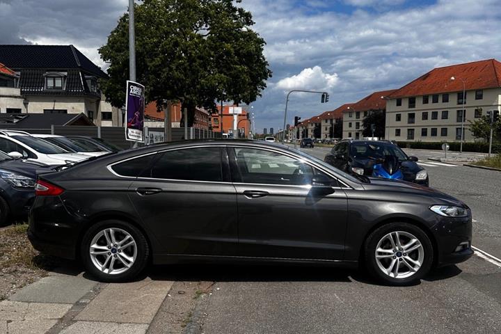 Grå Ford Mondeo fra 2016