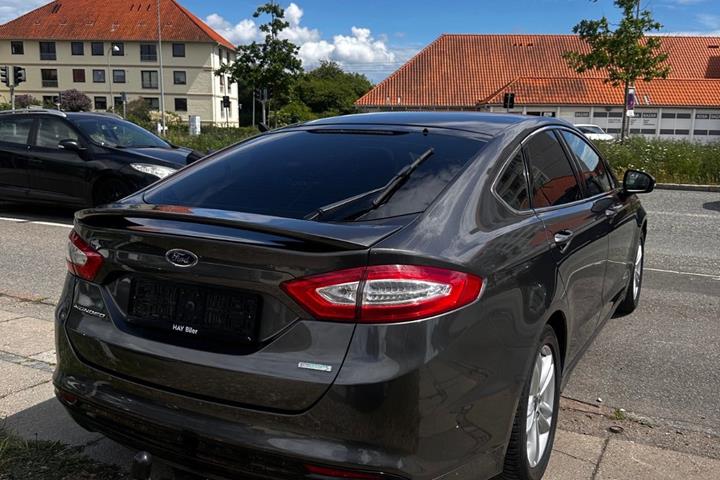 Grå Ford Mondeo fra 2016