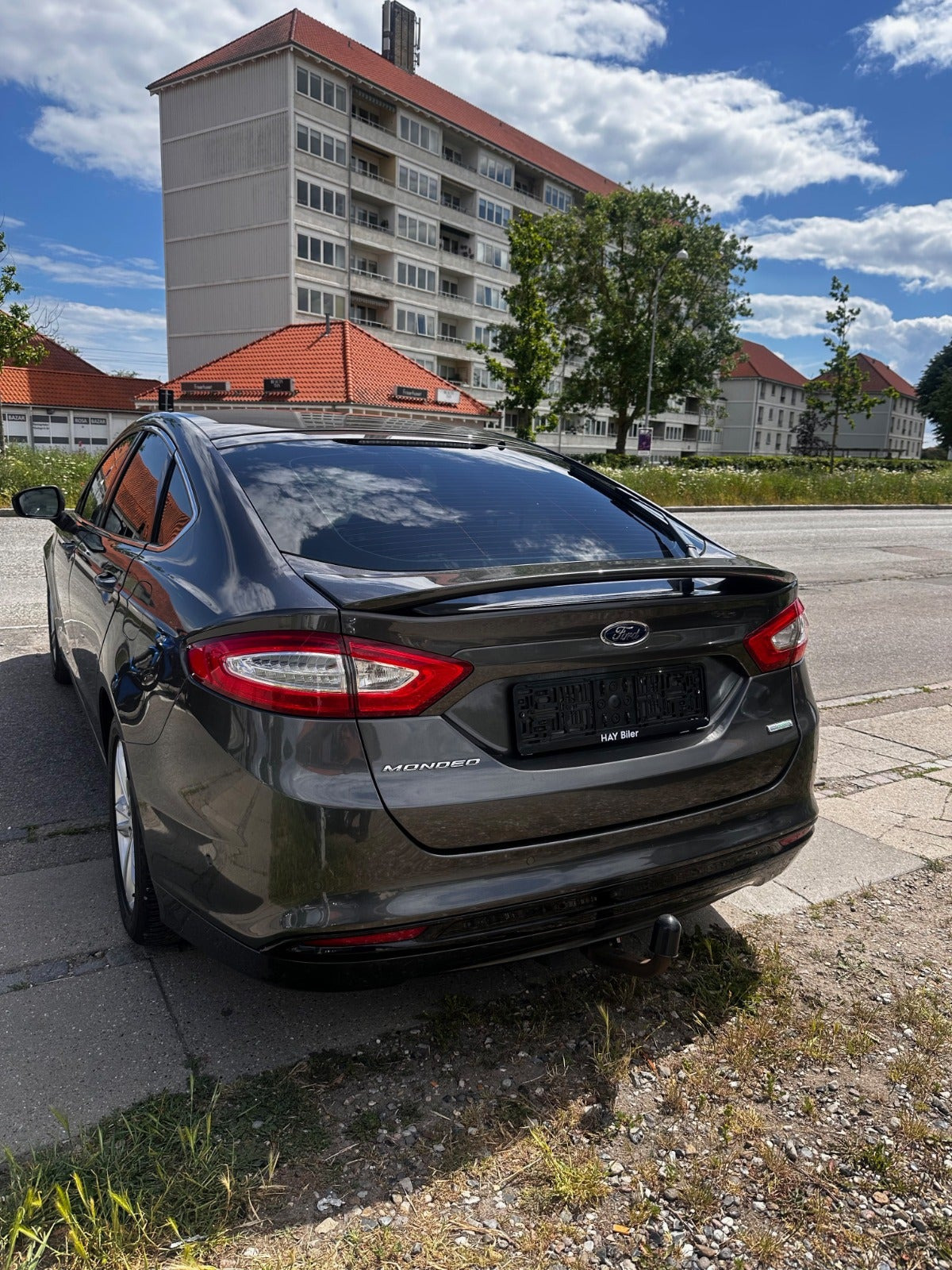 Grå Ford Mondeo fra 2016