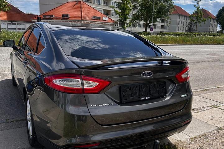 Grå Ford Mondeo fra 2016