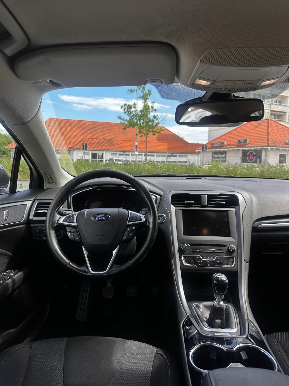 Grå Ford Mondeo fra 2016