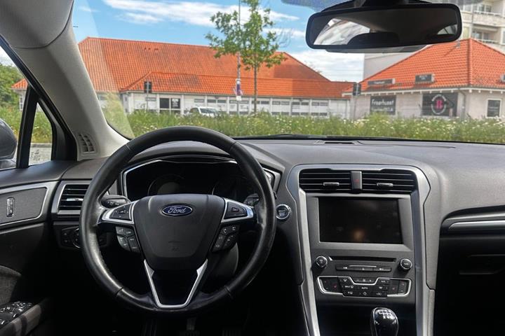 Grå Ford Mondeo fra 2016