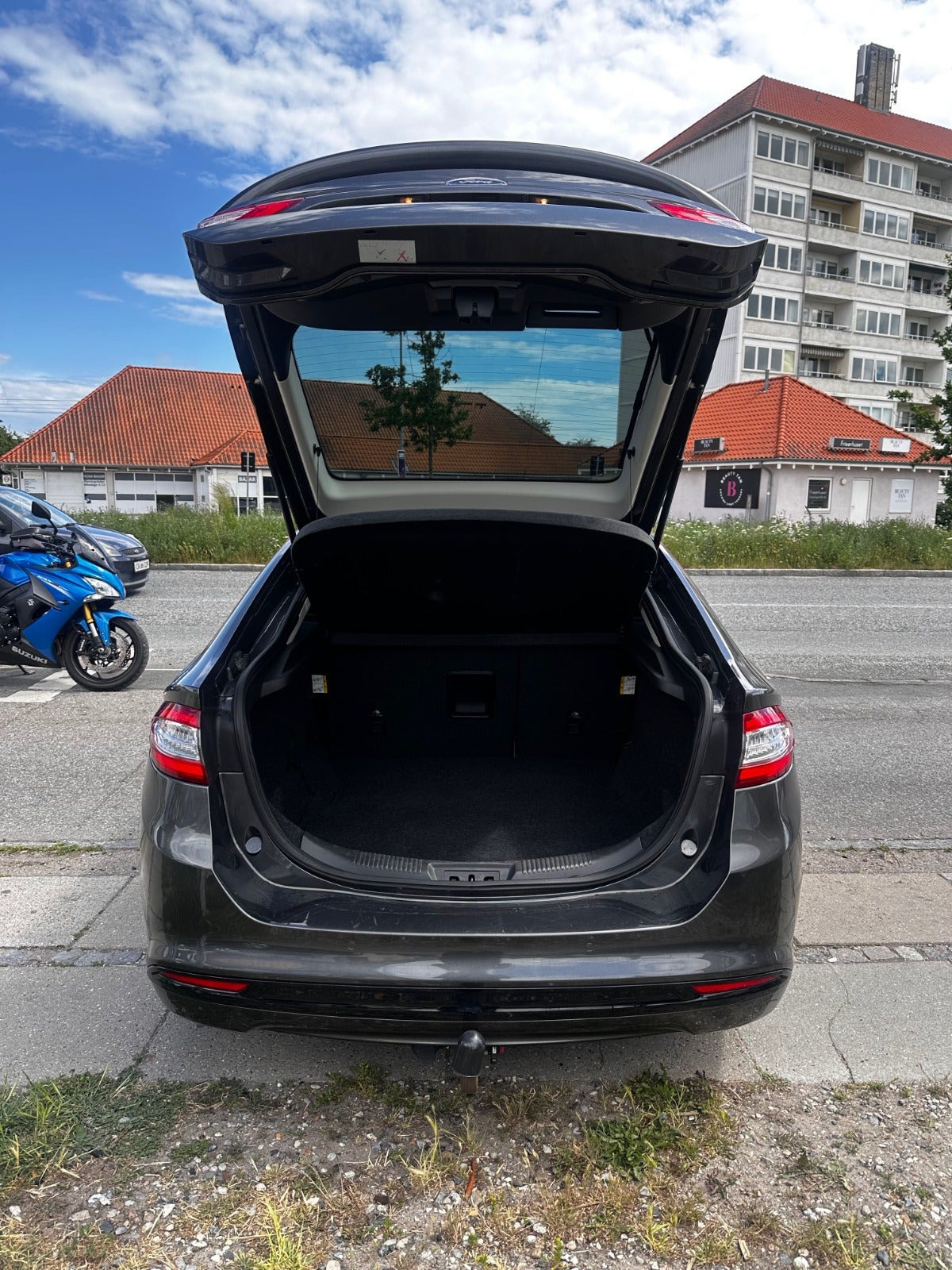 Grå Ford Mondeo fra 2016