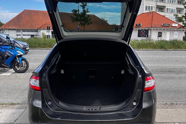 Grå Ford Mondeo fra 2016