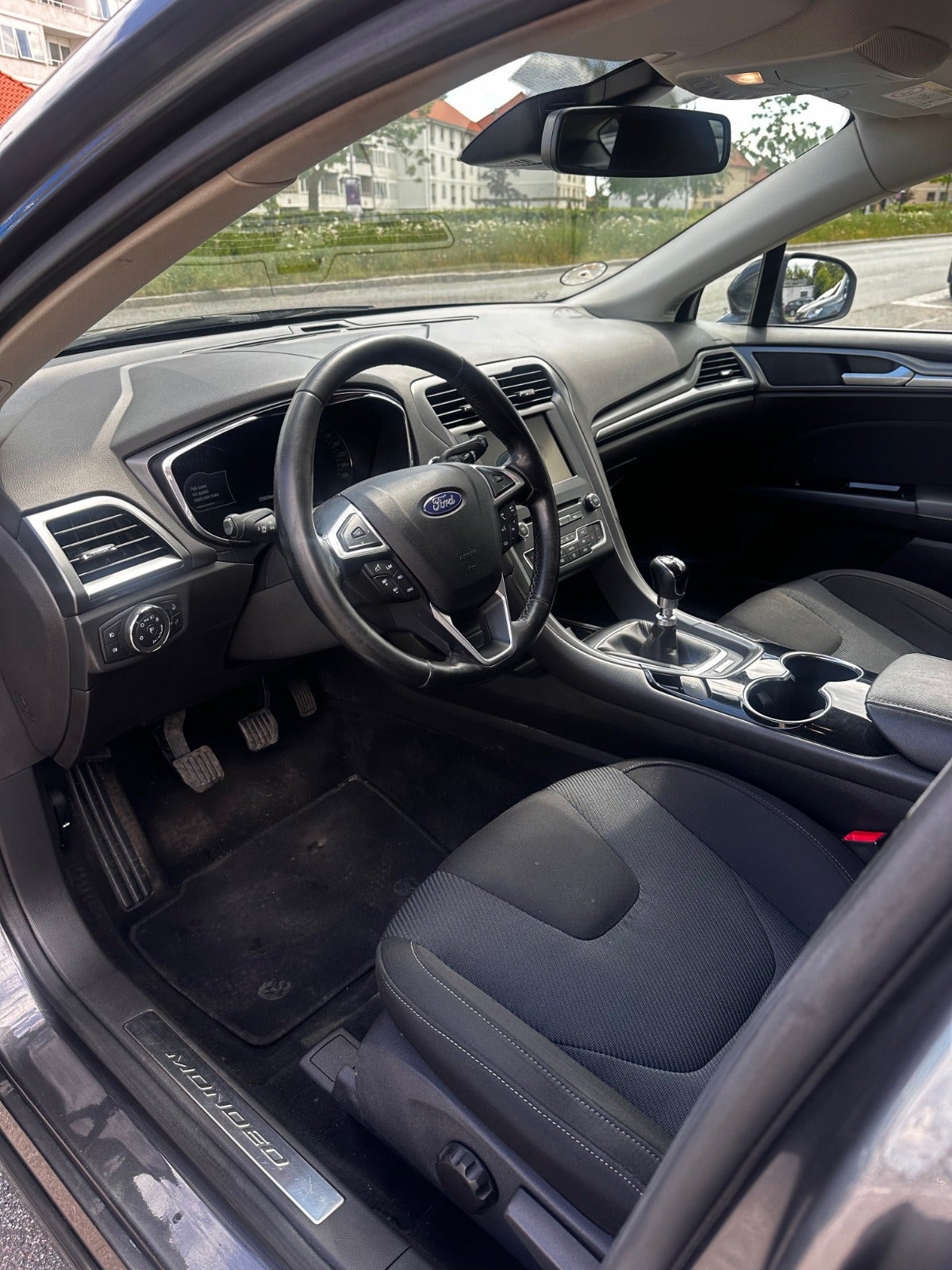 Grå Ford Mondeo fra 2016