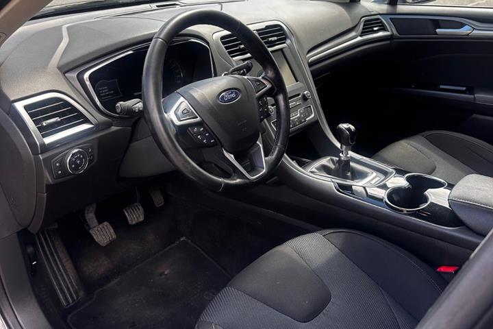 Grå Ford Mondeo fra 2016