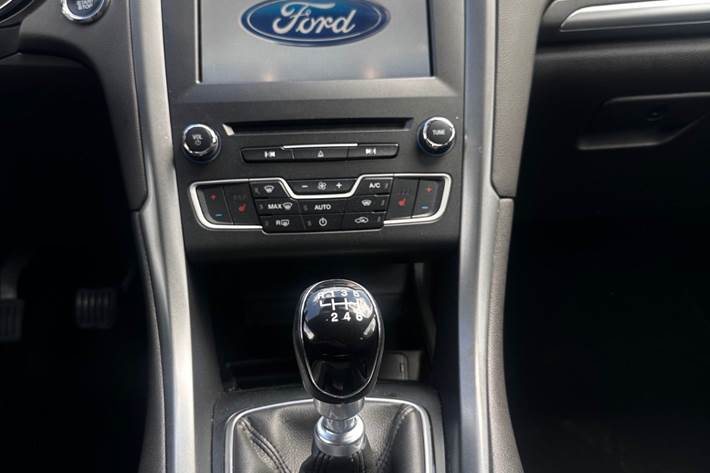 Grå Ford Mondeo fra 2016