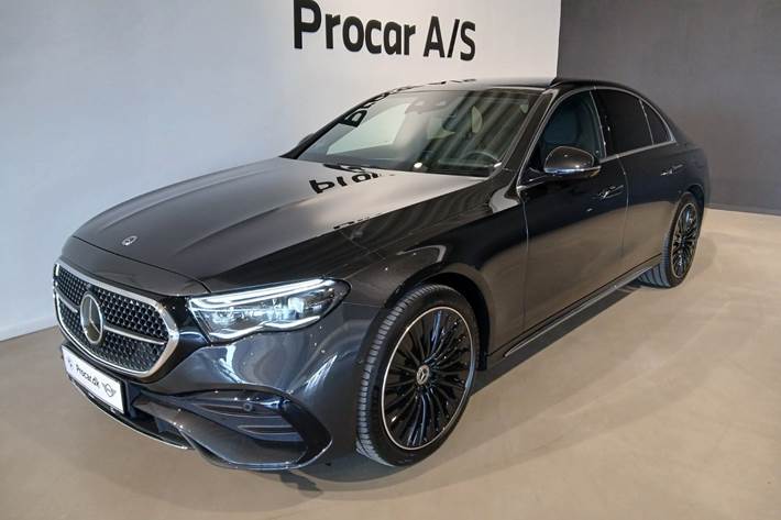 Grå Mercedes E300 e fra 2024