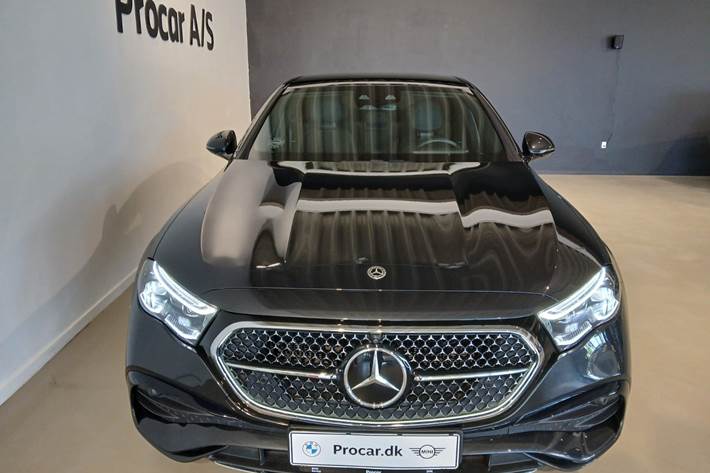 Grå Mercedes E300 e fra 2024