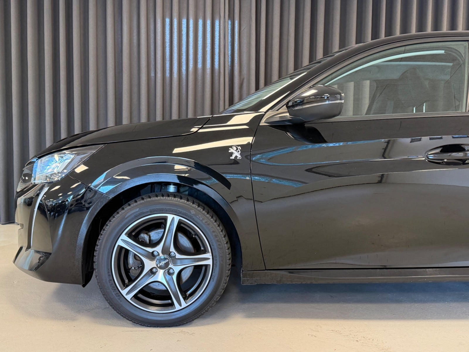 Sort Peugeot 208 fra 2020