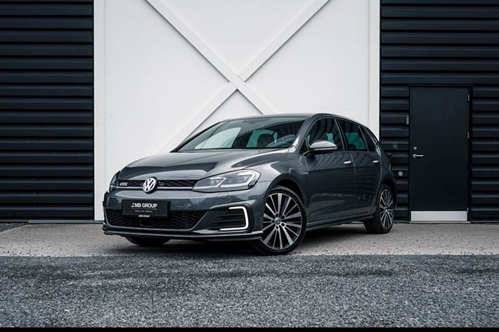Gul VW Golf VII fra 2020