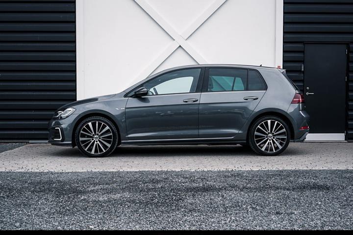 Gul VW Golf VII fra 2020