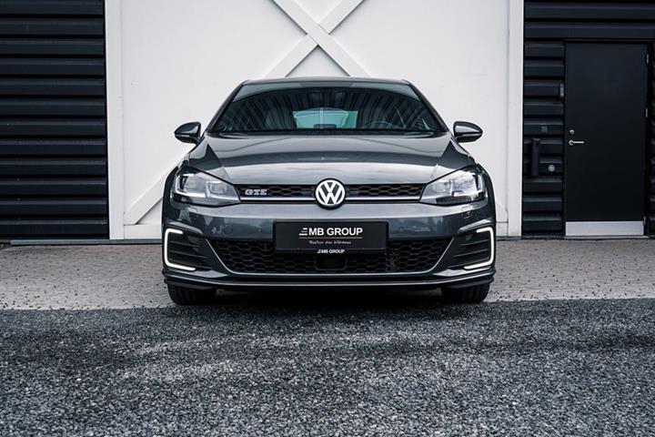 Gul VW Golf VII fra 2020