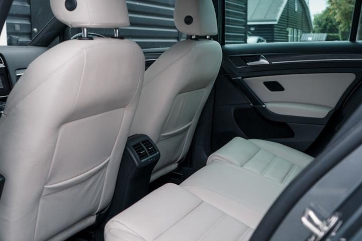 Gul VW Golf VII fra 2020