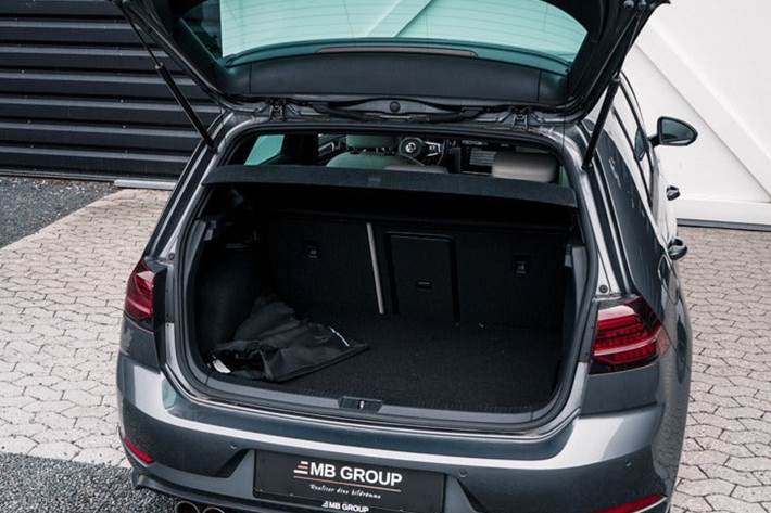 Gul VW Golf VII fra 2020