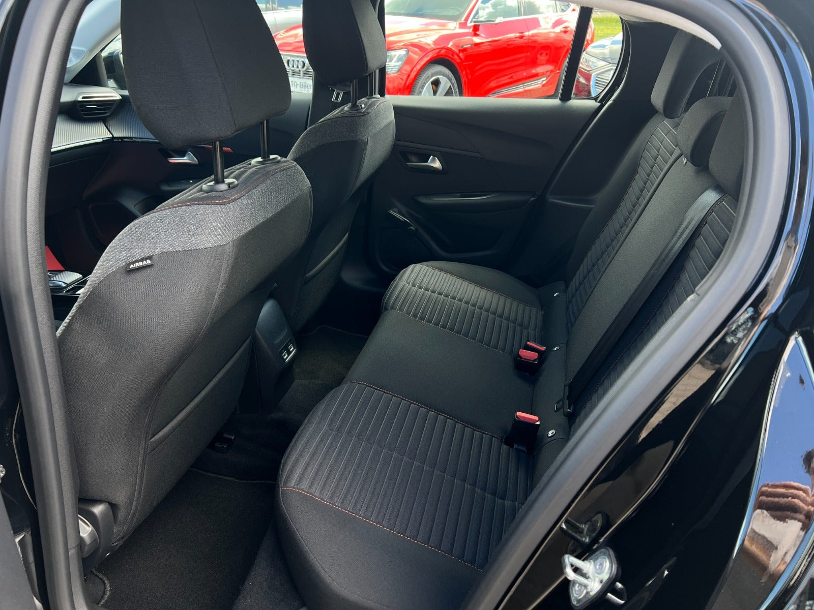 Sort Peugeot e-208 fra 2022