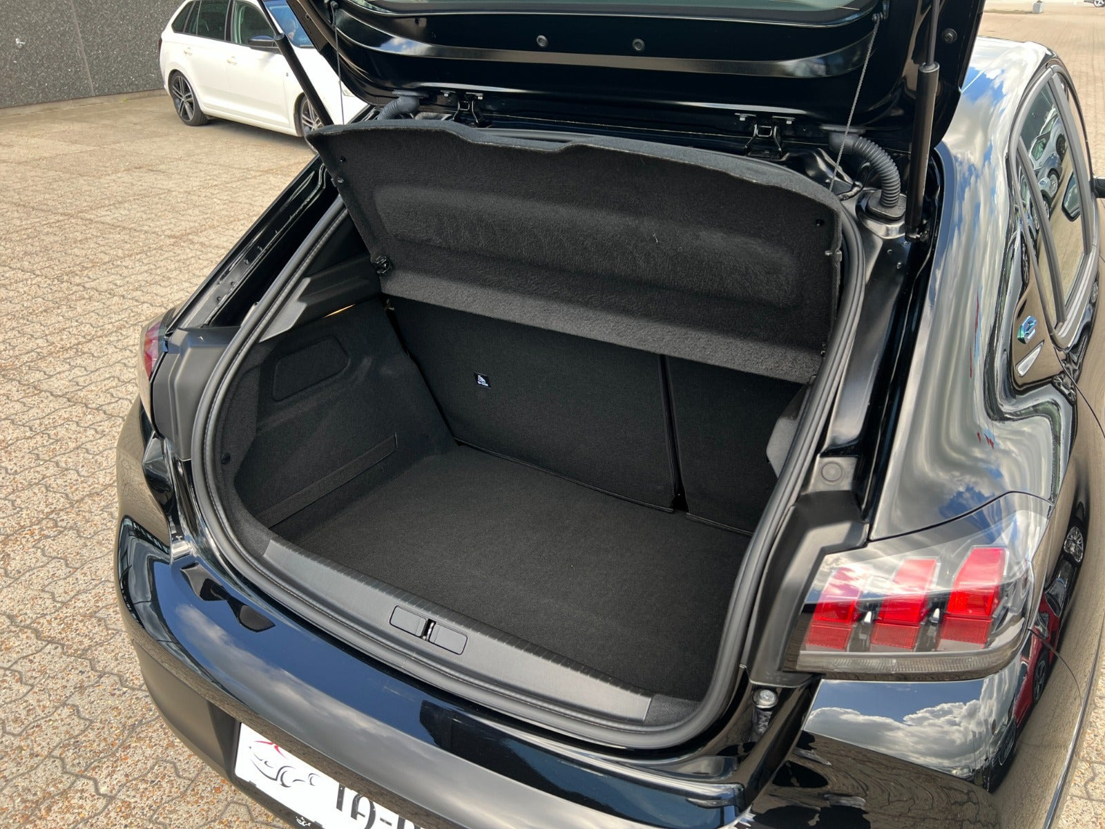 Sort Peugeot e-208 fra 2022