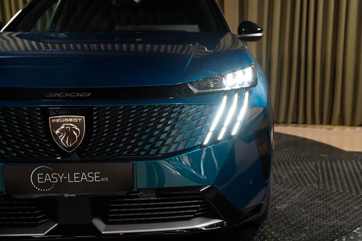 Blå Peugeot e-3008 fra 2024