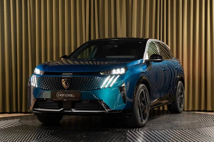 Blå Peugeot e-3008 fra 2024