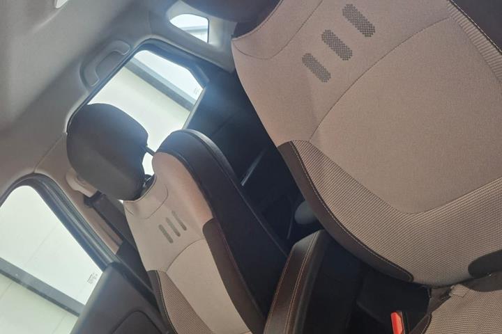 Grå Renault Captur fra 2016