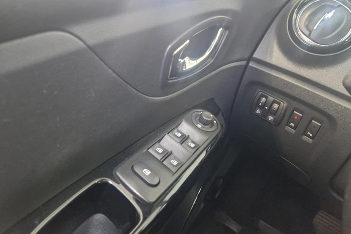 Grå Renault Captur fra 2016